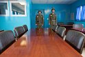 Ab Tischmitte ist eigenlich Südkorea und somit ein Länderpunkt mehr auf meiner Liste, denn ich stand bereits auf der anderen Seite. Im Hintergrund links, die Übersetzerkabinen, die bei eventuellen aktuellen Verhandlungen genutzt werden können.