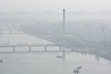 Nächster Morgen, der Juche Turm in fast magische Nebel getaucht.