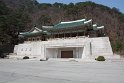 Denn hier in den Myohyang Bergen befindet sich das Geschenkemuseum, richtig die Freundschaftsausstellung. Ein in die Berge getriebenes Hölensystem, hier der Eingang  zum neuen Trakt.