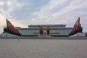 Mansudae Monument, diesmal bei trockenem Wetter. Dieses Großmonument mit jeweils ca. 20 m hohen Statuten von Kim Il Sung und Kim Jong Il ist zu Ehren des Kampfes des nordkoreanischen Volkes gegen die japanische Besatzung Koreas errichtet worden.