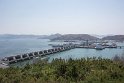 Dem 8 km breiten Westmeer Staudamm. In einer Bauzeit von 5 Jahren entstand ein Schutzwall gegen das Hochwasser in der Hauptstadt Pjöngjang, eine Bewässerung für die Landwirtschaft und ein Wasserkraftwerk.