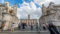 Wir laufen die Via Monte Tarpeo weiter aufwärts, durchqueren einen Bogen und landen auf der Piazza del Campidoglio, dem Kapitol, entworfen von  Michelangelo.