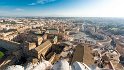 Was ein Postkarten Ausblick, wir befinden uns auf der Kuppel vom Petersdom mit Blick über die Vatikanstadt. Unten gut zu sehen, die Kerzenhalter mit denen in Frühzeit die Kuppel gut sichtbar beleuchtet wurde.