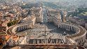 Der Petersplatz, im Hintergrund die Engelsburg. Die Schlange der Besucher reicht schon bis zur Hälfte vom Platz.