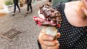 Es ist warm, es gibt ein überdimensioniertes Eis, diesmal keine Schlange. Die steht dafür gegenüber an einer anderen Eisdiele, denn die ist bei Tripadvisor hoch bewertet. Ob's Eis anders scheckt? Ja ja, der Herdentrieb.