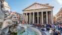 Hinter dem Brunnen, das Pantheon. Kein Ticket nötig und kaum eine Schlange, aber es wird in Gruppen im 15 Minuten Abstand eingelassen.