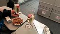 Da ein Monitor kaputt ist, gibt es als Entschädigung 2 Gläser Champagner und Nüsschen. Sehr angenehm.