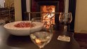 Nüsschen und Wein nach dem ausgiebigen Dinner am Kamin.