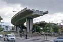 Vorbei an der  <a href="https://en.wikipedia.org/wiki/Foreshore_Freeway_Bridge" target="_blank">Foreshore Freeway Bridge</a>, einem der beiden unfertigen Brückenstücke.