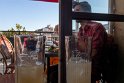 Zurück in unserem Hotel, ein Geheimtip, unser Frühstücksraum im ersten Stock ist tagsüber eine Bar. Ein winzig kleines Balkönchen davor und mit einer grandiosen Aussicht über den Hafen. Wir probieren zum ersten Mal Pastis, der Anis-Schnaps wurde in den 30ern zum ersten Mal in Marseile produziert.