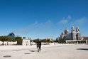 Rechts die Kathedrale von Marseille. Es beißt in der Luft, wir fangen an zu husten.