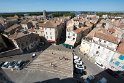 Arles scheint ein Ort für Tagestouristen zu sein, sehr schade. Rechts die Baumreihe zwischen den Häusern der Place Voltaire, unser Hotel, im Hintergrund die Rhone.