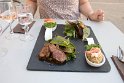 Hauptgang mit Fleisch und Reis aus der Camargue. Der Nachtisch ist auch sehr lecker.