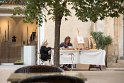 "Unser" Künstler Pärchen (er malt, sie Gallerie?) von gegenüber unseres Hotels. Der Floh verlauste Hund saß häufig neben uns im Le Cube, begleitet von den Beiden, die ihren Pastis dort tranken. Zur Mittagszeit wurde auf dem großen Verkaufstisch gespeist. Und sie haben uns auch gewunken, und mit Bonjour begrüßt. Mittendrin ....