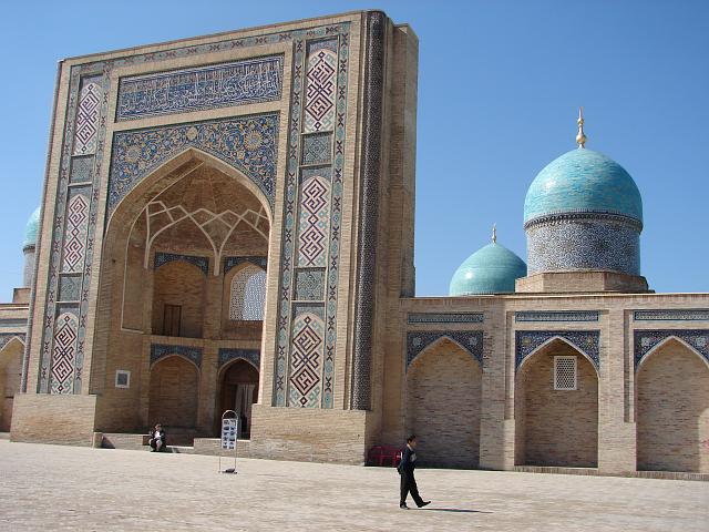 DSC00194.JPG - ... eine der vielen neu renovierten alten Islamschulen (Medrese).