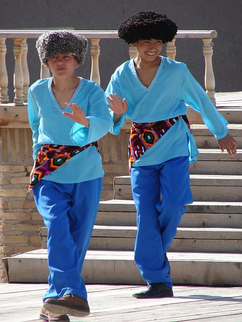 DSC00251.JPG - Auch die Jungs haben Spaß am Tanzen in traditioneller Robe