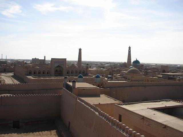DSC00259.JPG - Blick auf das historische Chiwa mit den Minaretten, die genau 200 m von einander entfernt liegen.