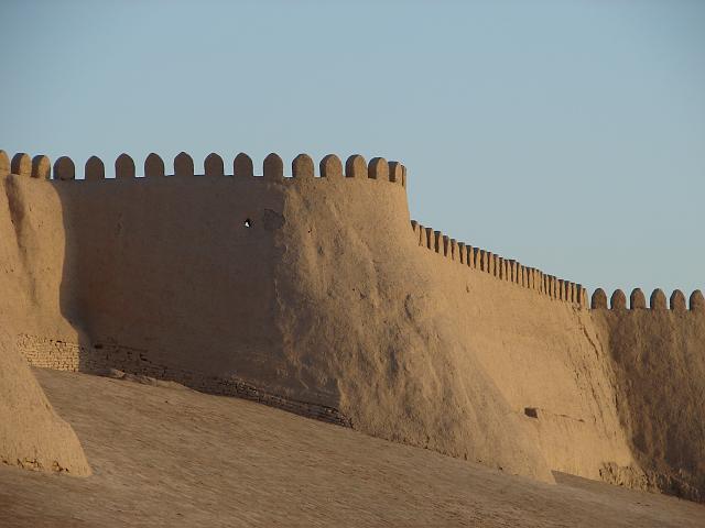 DSC00371.JPG - Stadtmauer aus Tonerde, ....