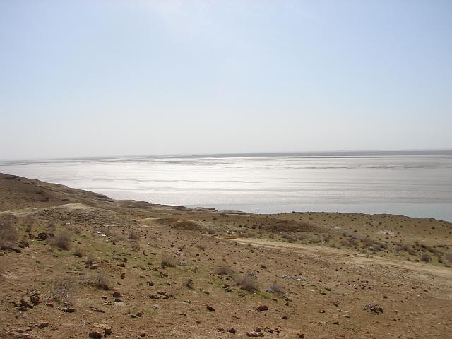 DSC00378.JPG - Auf dem Weg von Chiwa nach Buchara: durch die Wüste und Steppe, im Hintergrund ein Fluß.
