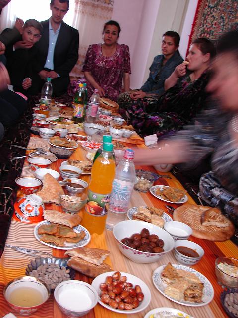 DSC00463.JPG - ... wir zum Essen eingeladen werden...