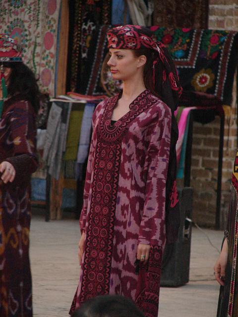DSC00526.JPG - Aktuelle Kollektion einer usbekischen Designerin in der Medrese NADIR DIWAN-BEG