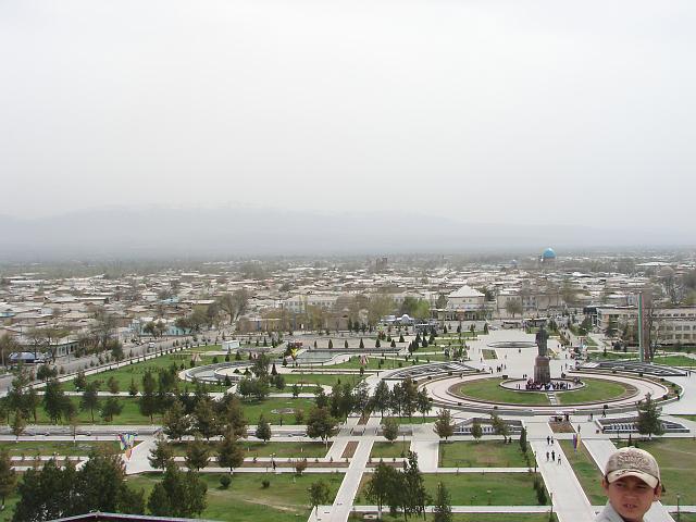 DSC00622.JPG - Blick über Schahr-e Sabs. Hinten rechts die Kuppel der Moschee KÖK GUMBAS ("die blaue Kuppel")