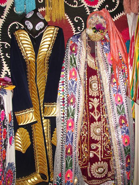 DSC00881.JPG - Ausgestellt und zum anprobieren: eine traditionelle Hochzeitstracht