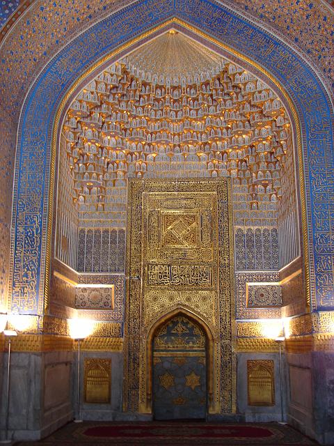 DSC00890.JPG - Die Mihrab-Nische, ebenfalls prachtvoll vergoldet.
