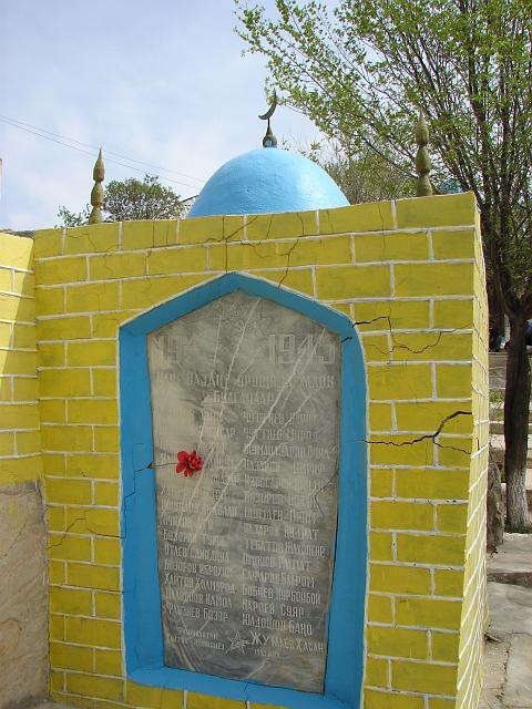 DSC01002.JPG - Auf dem Weg nach Nurata ein weiteres Mausoleum von zwei der Zahlreichen Neffen Mohameds.....