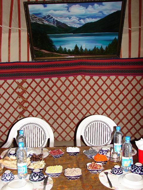 DSC01066.JPG - ... im Inneren der Jurte...