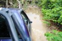 Auf der Ladefläche geht es über unter Wasser stehende Pfade, um uns herum Mangroven Wälder.