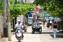 Wir erreichen die Hauptstraße. Roller und Scooter sind das Hauptverkehrsmittel.