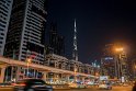 Nach Einchecken und kurzem Frischmachen suche ich vorm Hotel ein Taxi. Während der gefühlten unendlichen Fahrt in Richtung Downtown in der Ferne der Burj Khalifa.