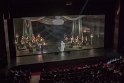  Die 1975 verstorbene ägyptische Kult Sängerin Umm Kulthum tritt auf. Als realistisches 3D Hologramm mit richtigem Orchester steht sie auf der Bühne. Viele kommen zu spät, viele filmen mit.