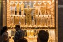 Die Auslagen sind voller protzigem Goldschmuck. Habe ich schon erwähnt, dass es in Dubai einen "Geldautomaten" gab, an dem man Goldbarren ziehen konnte?