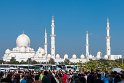 Wir erreichen die Scheich-Zayid-Moschee. Sie ist die größte Moschee der VAE und die drittgrößte der Welt. Sie ist benannt nach Emir Zayid bin Sultan Al Nahyan dem erstem Präsidenten der VAE.
