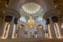 Die Moschee bietet Platz für 40.000 Gläubige, der handgeknüpfte Teppich aus dem Iran wiegt 47 Tonnen, er ist natürlich der weltgrößte.