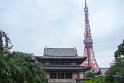 Kurz davor ein Tempel, dahinter der Tokyo Tower. Ja, er erinnert an Paris.