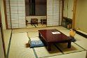 Ein sehr sparsam aber typisch eingerichtetes Zimmer mit Tatami (Reisstroh) Matten auf dem Boden.