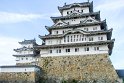 Strahlend weiß glänzen die imposanten Burgmauern der architektonisch wunderschön gestalteten Burg Himeji.