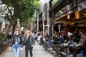 Bars, Restaurants und kleine Läden, wir laufen den kurzen Weg durchs hippe Viertel <a href="https://de.wikipedia.org/wiki/Kolonaki" target="_blank">Kolonaki</a> in Richtung Syntagma Platz. 