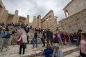 Wir erklimmen die Akropolis durch einen Seiteneingang. Die vielen Touristen verteilen sich auf dem Areal.
