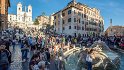 Keine 10 Minuten Fußweg entfernt liegt der Piazza di Spagna mit seiner  berühmten Spanischen Treppe. Ordner wachen inzwischen darauf, dass sich keine Touristen mehr auf die Marmorstufen setzen.