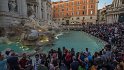 Es geht noch voller, wir kommen zur Fontana di Trevi, dem Trevi Brunnen. Dieser Rokokobrunnen von Nicola Salvi von 1762 wurde ursprünglich von einem Aquädukt gespeist.