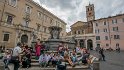 In Rom finden sich über 2500 Brunnen, wir stehen vor der Fontana di S. Maria in Trastevere, dahinter die Basilica di Santa Maria in Trastevere.