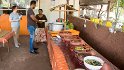 Wir nähern uns an, Wischwa hat Hunger wir auch, mein Vorschlag, wir laden ein zu Sri Lankian street food, nicht Touristenrestaurant.