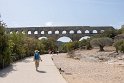 Nach Vorzeigen der Online Tickets geht's an der Schlange vorbei zur Pont du Gard. Die Sonne brezelt ganz schön auf dem Weg dahin. Viele Leute baden im Fluß.