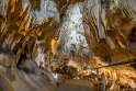 Die Tropfsteinhöhle ist knapp 230 Meter lang. Wir betreten ein versteinertes Flussbett, das vor über 60 Millionen Jahren entstanden ist. Das tropfende Wasser hat eine zauberhafte mineralische Landschaft gebildet.