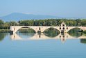 Links davon in der Rhone stehen die Reste der Pont d’Avignon. Der hölzerne Bau der Brücke wurde 1355 durch einen steinernen Neubau durch Hugues II. ersetzt. Sie bildete zur zeit der Päpste die Grenze zwischen dem Königreich Frankreich und dem Kirchenstaat. Schwere Beschädigungen durch ein Hochwasser um das Jahr 1660 führen zur endgültigen Aufgabe der Brücke.